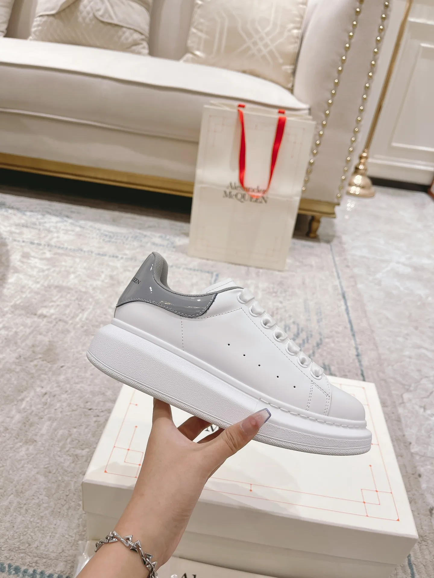👟👟Ex-factory price 480👟👟 Women's Shoes Women's Clothing Women's Shoes Women's Clothing Women's Shoes Women's Clothes Women's Shoes Women's Clothing Alexander McQ•ss white shoes, McQueen has been making it for 5 years in a row, the latest upgraded counters are synchronized...🈶McQueen MCQ, as always, has exclusive molded fabric material, I can't put it down, the correct version, the fit is absolutely wonderful, and the comfort is super great We are not the first to ship out large-scale products, but we always give you the nicest products, and we make them with the best quality! 👑McQueen Spring, Summer, Autumn and Winter...✔Classic + Fashionable + Versatile + Atmosphere + Elegant + Tasteful🈵🈵Celebrity first choice, one of the must-haves, many colors to choose from✔✔✔ 1⃣Fabric: Exclusive molded beige imported silk cowhide Upper imported custom anti-fouling. T👟👟Ex-factory price U+👟👟Ex-factory price U anti-yellowing. Super temperament 2⃣Inner lining: Imported A-grade water-dyed sheepskin (the price is the same as cowhide lining) 3⃣Outsole: Counter original molded rubber T👟👟factory price U outsole Thick sole design about 4.5cm Men's and women's abrasive lasts are different 4⃣With original counter publication (original off-white shoe box. Cloth bag. Handbag. Closed Qualification certificate 1:1 mold opening 4-piece set. Comes with a pair of shoelaces 👫Men and women couples size: female 35-40 male 39-44